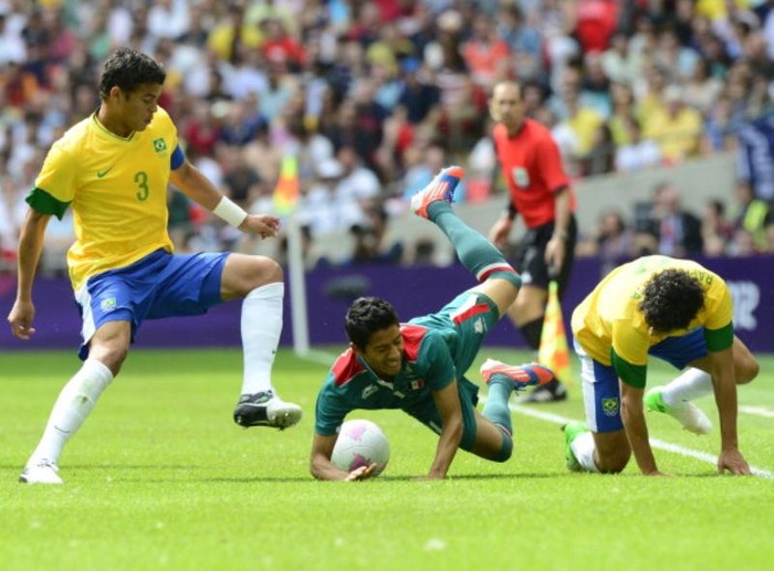 Khi trận đấu trở lại, những người Brazil triển khai lối chơi ép sân quen thuộc, nhưng họ giờ ở thế bị động: Mexico lui về phòng ngự và bảo toàn tỷ số.